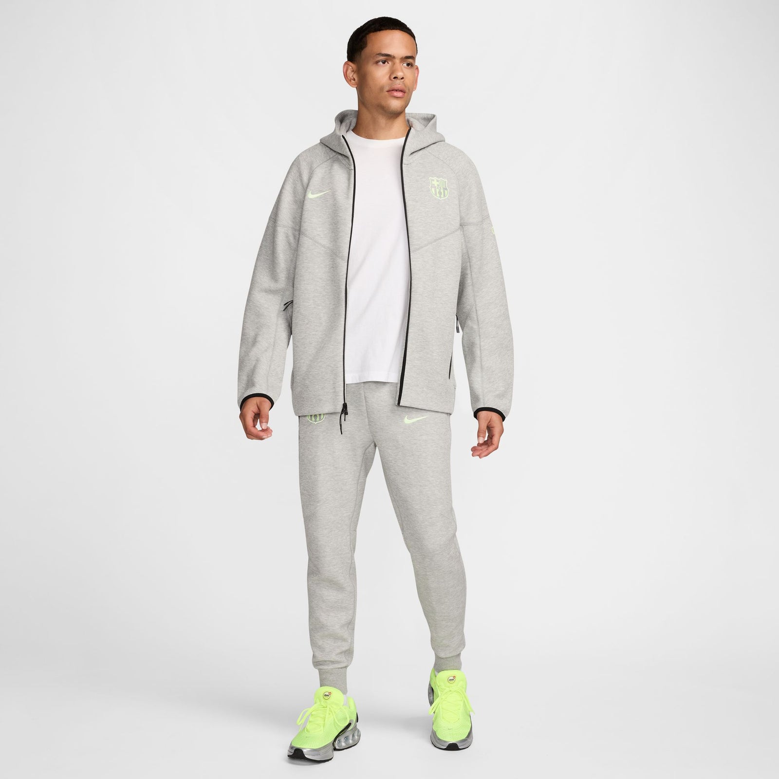 セブンイレブン 冬ギフト 2024 Nike FC Barcelona Tech Fleece Men's Soccer Joggers ウェア