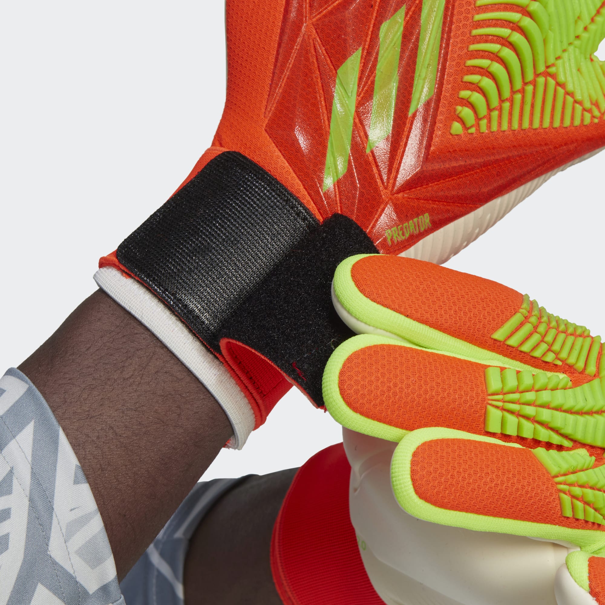 PREDATOR EDGE COMPETITION GOALKEEPER GLOVES